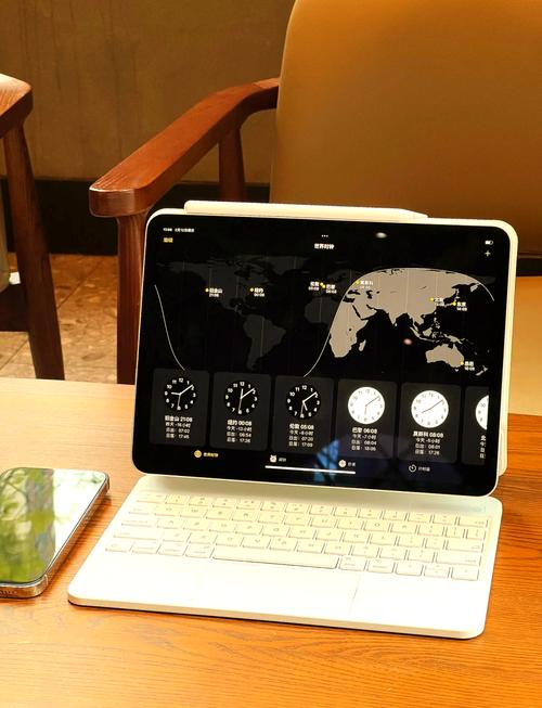 iPad妙控键盘 咖啡店的时尚配件与生产力搭档